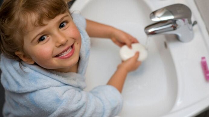 เด็กล้างมือด้วยสบู่ป้องกันหนอน