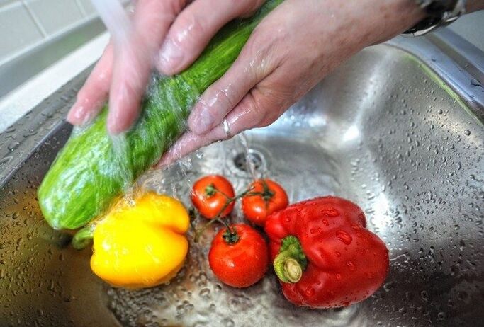 เพื่อป้องกันการติดเชื้อปรสิต จำเป็นต้องล้างผักก่อนรับประทานอาหาร